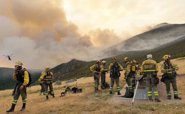 Un total de 17 medios trabajan en el incendio de Boca de Huérgano