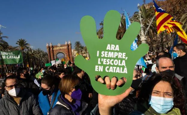 Manifestación de la plataforma Somescola contra el 25% de español en las escuelas catalanas /colpisa
