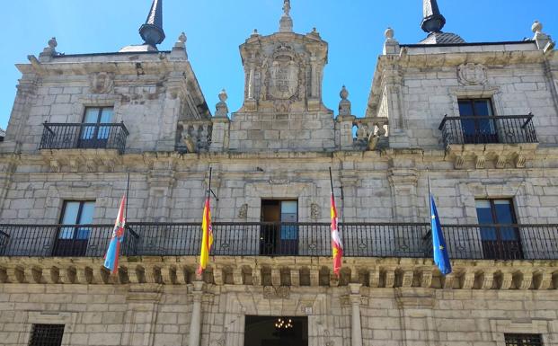 Ponferrada adelanta un tercio de lo habitual el apagado de la iluminación de edificios públicos