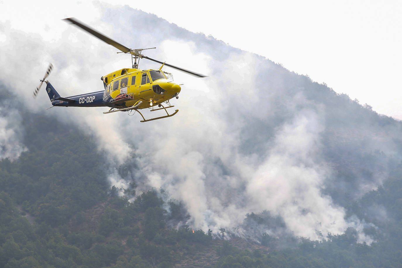 Efectivos anti-incendio luchan contra el fuego en Boca de Huérgano