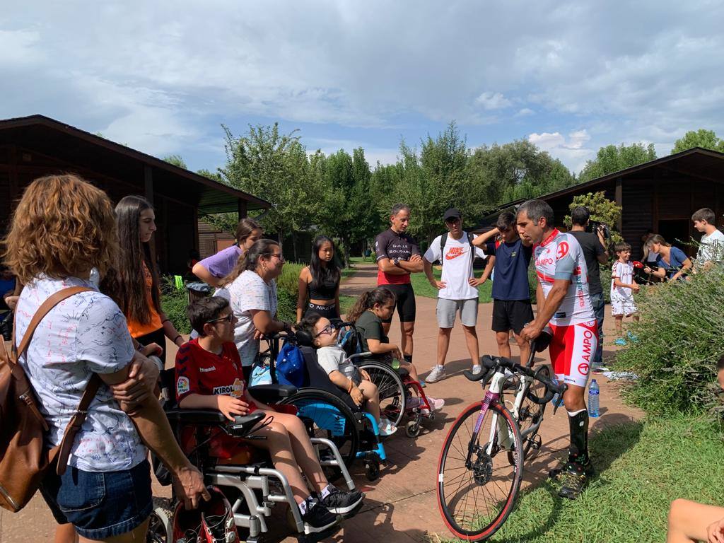 Los ciclistas Guillermo Prieto y Agustín Álvarez, ejemplo de superación para los niños del Campamento ASPAYM