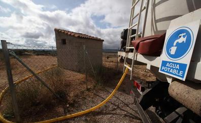 Una decena de pueblos de León recibe agua de los camiones cisterna de la Diputación ante la sequía