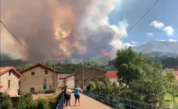 El fuego de Boca de Huérgano arrasa 900 hectáreas con un perímetro de 20 kilómetros