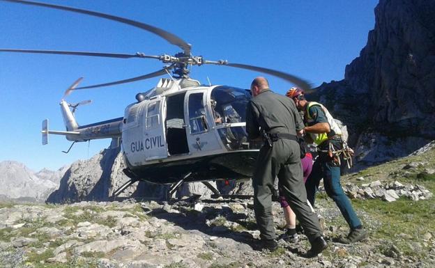 El helicóptero de la Guardia Civil realiza dos rescates en un día en collado Jermoso y Vegahuerta