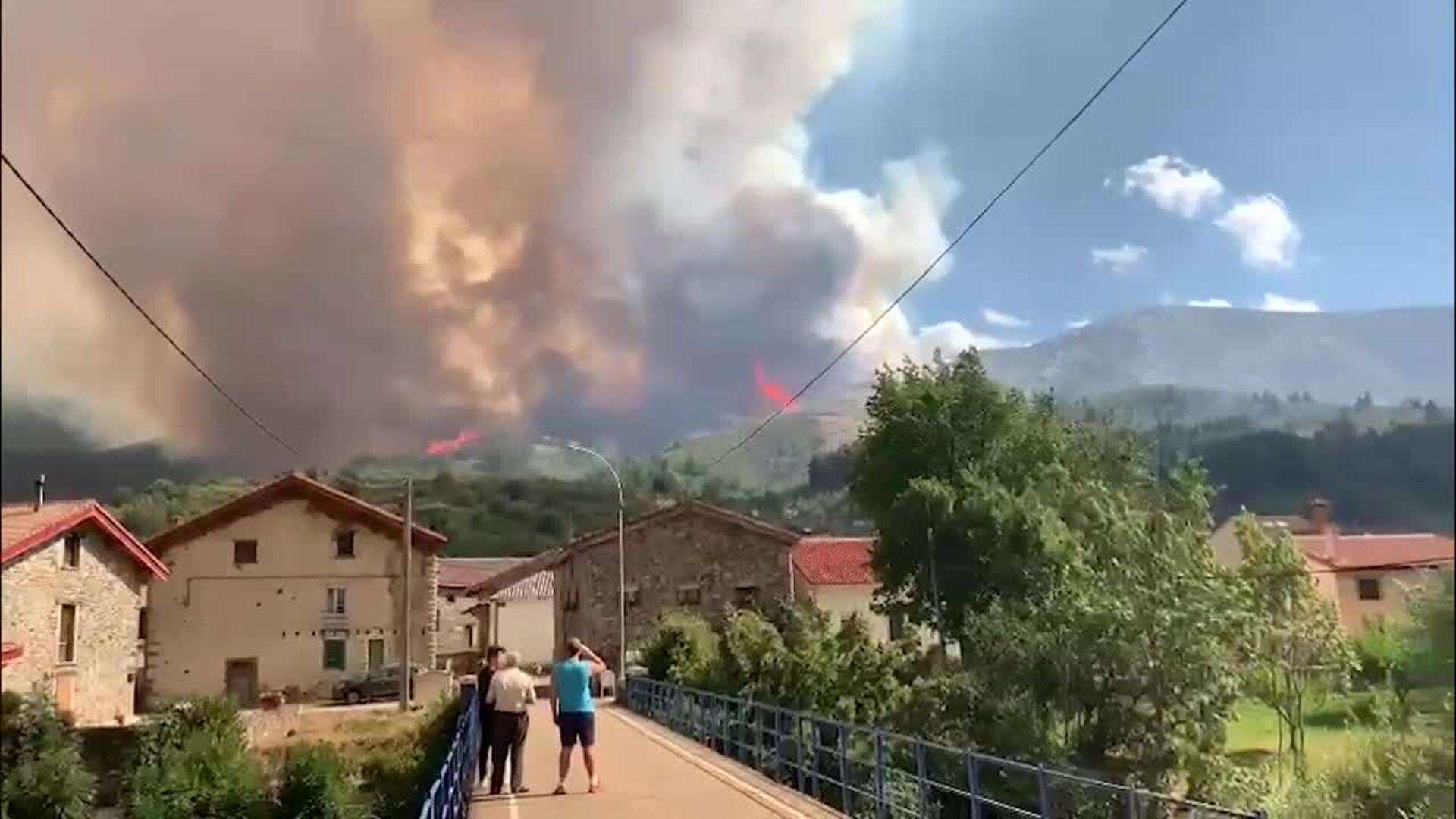 Los medios desplegados para luchar contra el incendio de Boca de Huérgano tratan de asegurar el perímetro