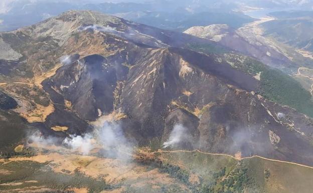 La UME se retira del incendio de Boca de Huérgano ante la mejora de los focos, pero sigue en nivel 2