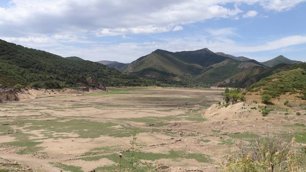 El embalse de Barrios de Luna, al 27% de su capacidad, la imagen de la pertinaz sequía