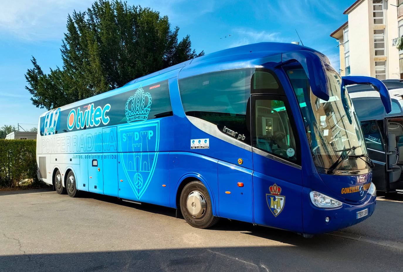 Tvitec ya luce su logo en el autobús de la Ponferradina