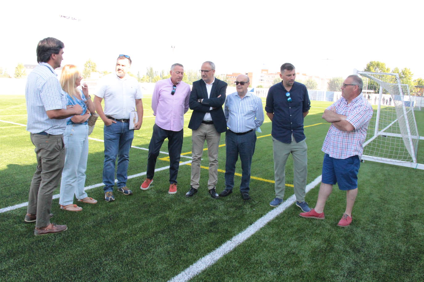 El Ayuntamiento de Ponferrada inaugura el nuevo campo de fútbol de césped artificial de Fuentesnuevas tras invertir 231.000 euros