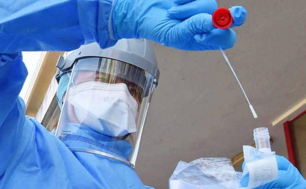 La incidencia de Covid entre los mayores de 60 años baja un 28,6% la última semana y se sitúa en 376,4 casos