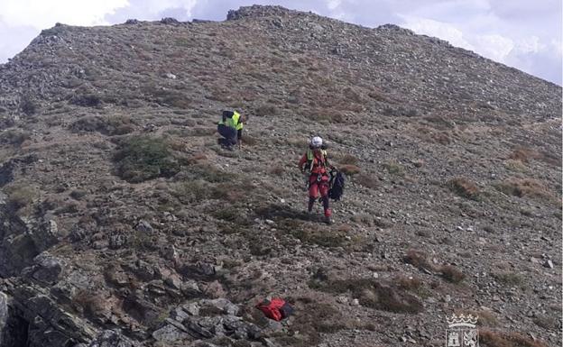 Rescatan a un montañero enriscado en una cumbre entre León y Cantabria