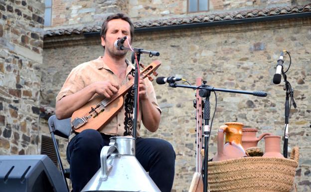 La poesía y la música se fusionan en Astorga con la actuación de 'La despaarición de las luciérnagas'