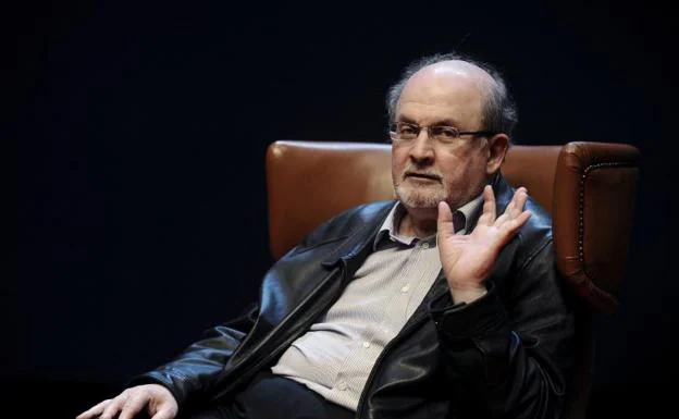 Retiran el respirador a Salman Rushdie, que ya ha podido hablar