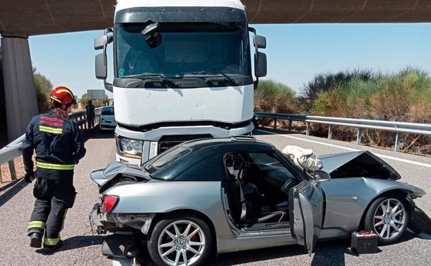 Un herido después de una fuerte colisión entre un coche y un camión en El Burgo Ranero