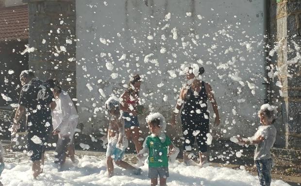 Tolibia de Arriba celebra a San Roque con juegos populares y fiesta de la espuma