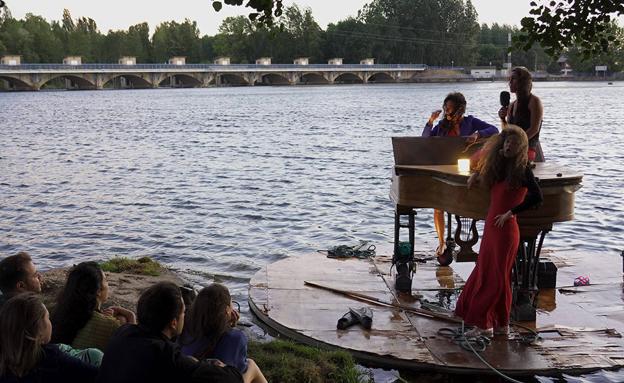 Música, danza, poesía y un atardecer mágico sobre el Órbigo en Santa Marina del Rey