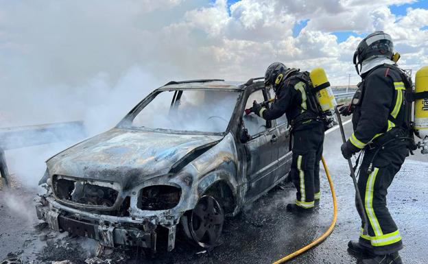 Arde un vehículo en la A-60 a la altura de Mansilla de las Mulas