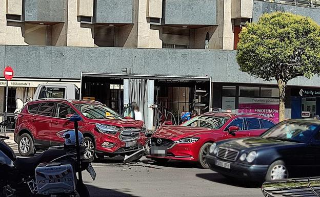 Dos turismos protagonizan un aparatoso choque por alcance en la Avenida de la Condesa