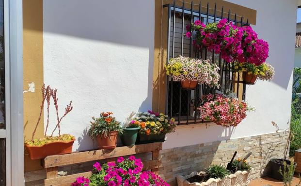 El Ayuntamiento de Hospital de Órbigo premia a sus vecinos por engalanar con flores el municipio