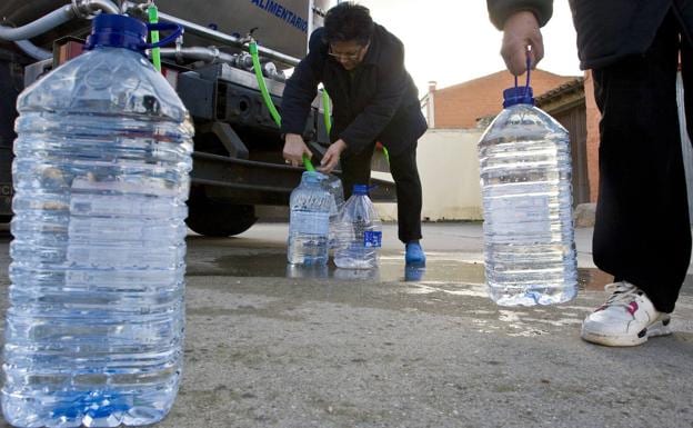 El reparto de agua en cisternas de la Diputación se incrementa casi un 50% en los últimos diez días
