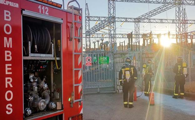 Un incendio en la subestación eléctrica de Navatejera obliga a intervenir a Bomberos y limita el suministro