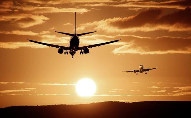 El avión lucha por reducir emisiones, pero el combustible 'verde' aún cuesta el triple