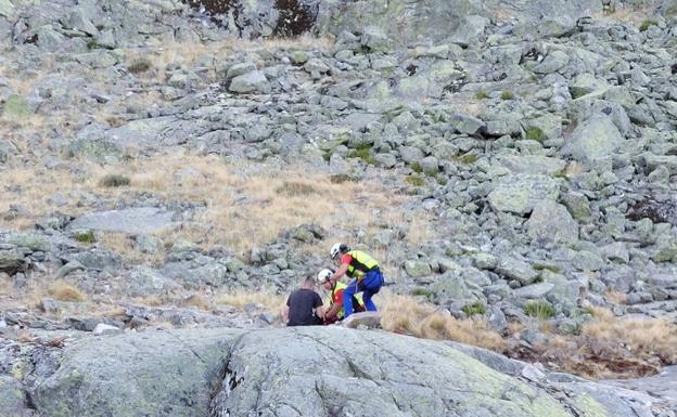 Protección Civil auxilia a un joven montañero de 21 años indispuesto en la Sierra de Gredos