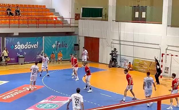 El Ademar no logra contener el ataque del Benfica y cae 36-33 en Viseu