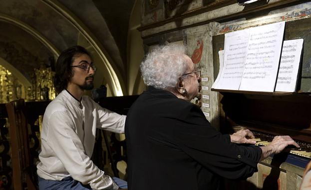 El órgano ibérico de Santa Marina del Rey se deja querer por la Premio Nacional de Música, Montserrat Torrent