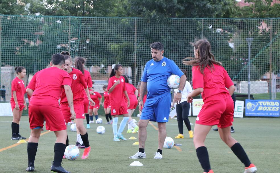 Las mujeres hacen historia en la Cultural: el primer equipo femenino comienza su andadura