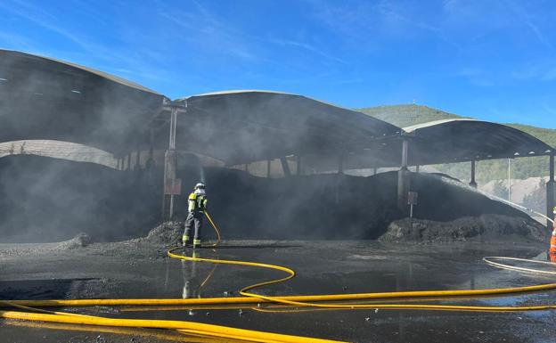 El incendio de varias pilas de gomas en la fábrica de cementos de La Robla alarma a la población