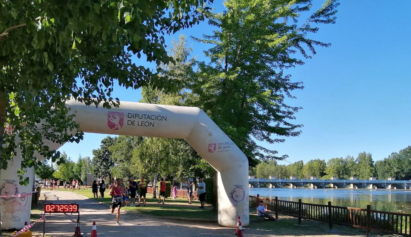 Jorge González y Leticia Prieto se hacen con la VIII Carrera Popular de Santa Marina del Rey