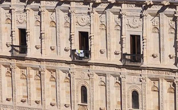 Insólita imagen en el Parador de San Marcos: un huésped utiliza el balcón para colgar la ropa