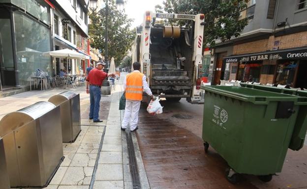 CGT denuncia que FCC subcontrata trabajadores para realizar trabajos directos en el servicio de recogida de basuras y limpieza viaria en Ponferrada