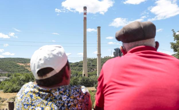 El cuarto adiós en La Robla: cae la última chimenea de su térmica