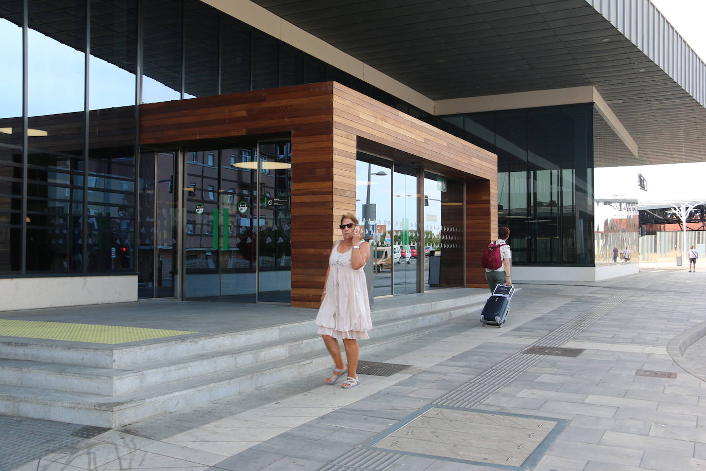 Primera jornada para retirar los abonos gratis de Renfe en la estación de León