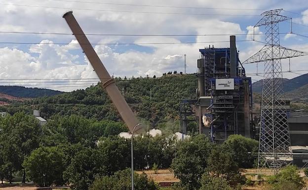 El fin de una era: cae la segunda chimenea de La Robla