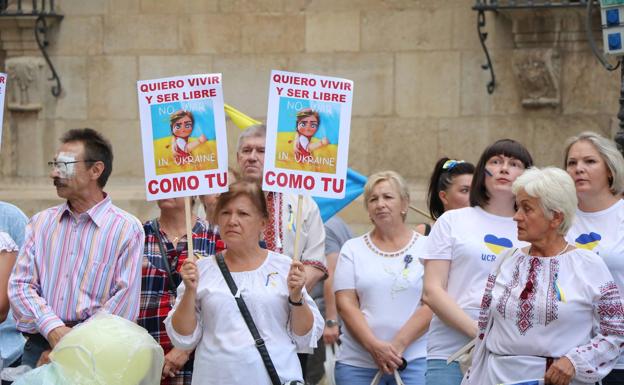 Centenares de ucranianos se concentran en Botines por los seis meses de invasión, que coincide con el Día de la Independencia