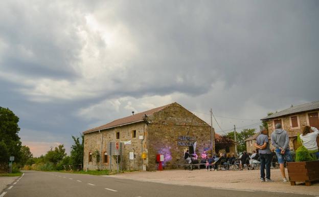 Un centenar de personas disfrutaron en Rabanal del Camino del grupo leonés Cecina Folk Trío