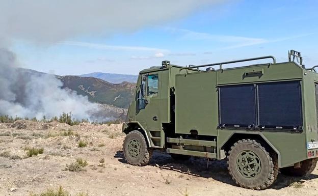 El incendio en el campo de tiro del Teleno, controlado bajo la tutela de los efectivos del Ejército