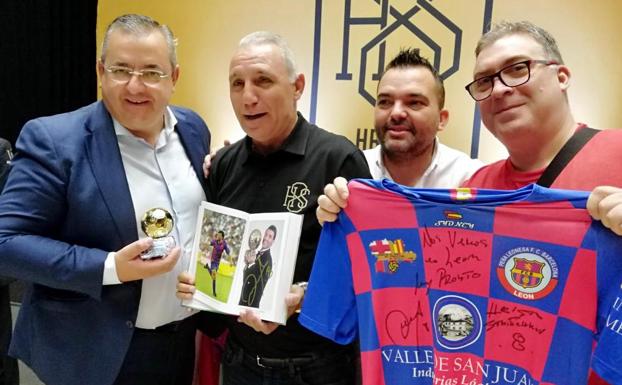 Hristo Stoichkov elige León para la presentación mundial de su marca de ropa fuera de Bulgaria