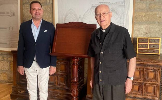 Fundos dona un atril al Archivo de la Catedral de León