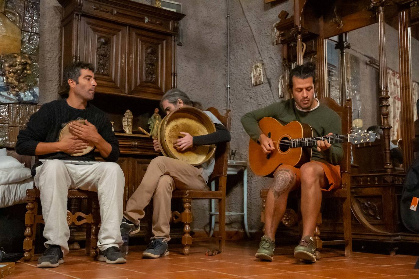 Un centenar de personas disfrutaron en Rabanal del Camino del grupo leonés Cecina Folk Trío