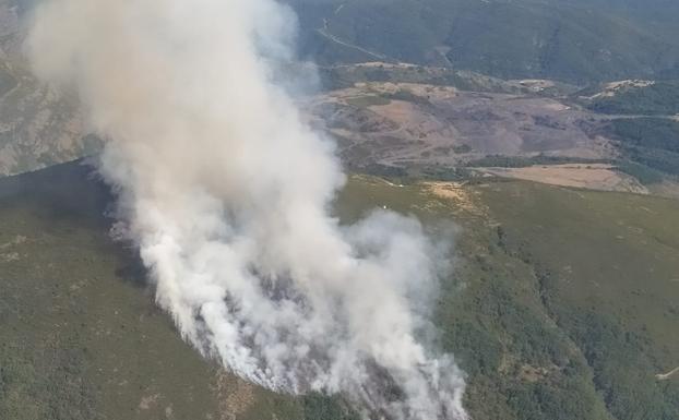 Efectivos terrestres y aéreos luchan contra un incendio declarado en la localidad de Quintana de Fuseros