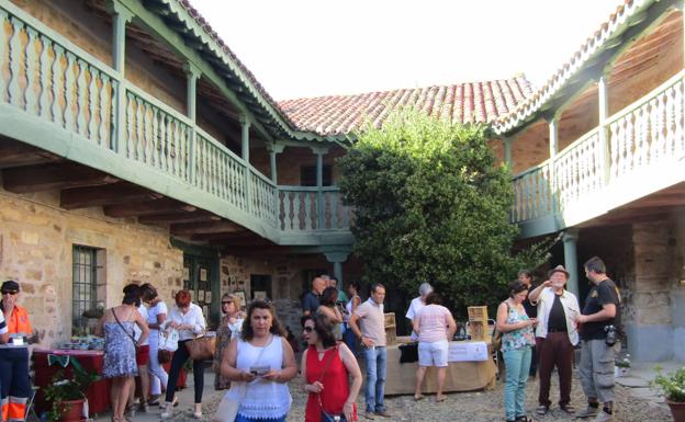 Santa Colomba de Somoza celebra la IV Feria de la Artesanía 'Patios con Arte'