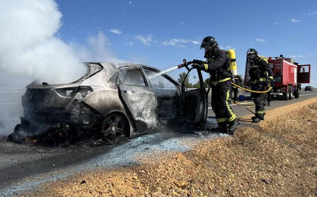 Salen ilesos los ocupantes de un coche ardiendo en la AP 71 dirección León