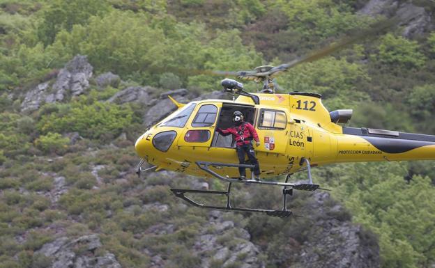 El helicóptero de salvamento rescata a dos montañeros enriscados en Posada de Valdeón