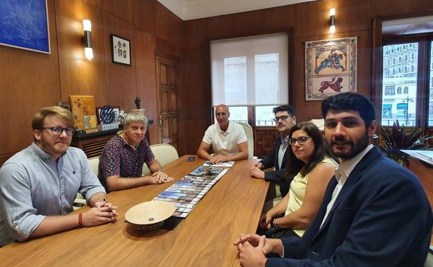 El alcalde se reúne con Jóvenes Papones de León