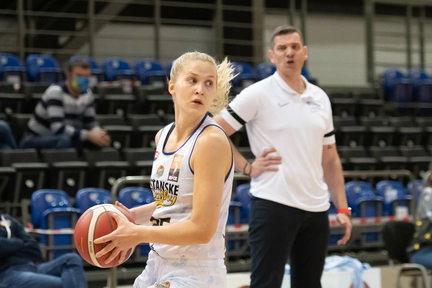 Veera Pirttinen refuerza el juego exterior del Embutidos Pajariel Bembibre