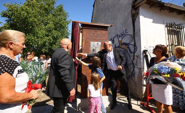 Ponferrada salda una deuda con la memoria histórica descubriendo una placa en homenaje a Jerónima Blanco y Fernando Cabo